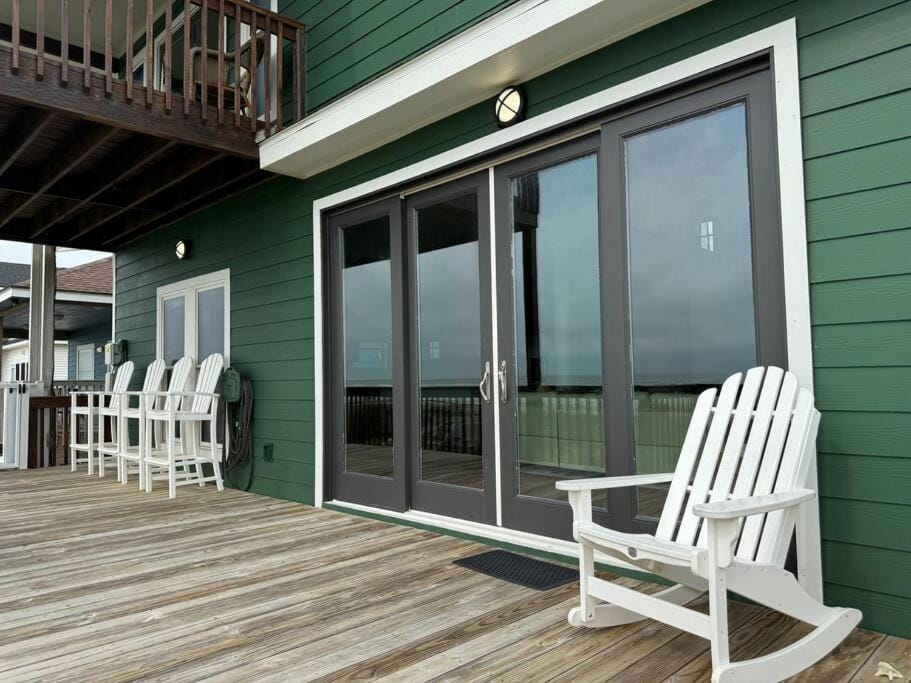 Sunrise in Paradise-BeachFront-Fenced Yard-Pets-Sleeps 11 House in Galveston Island