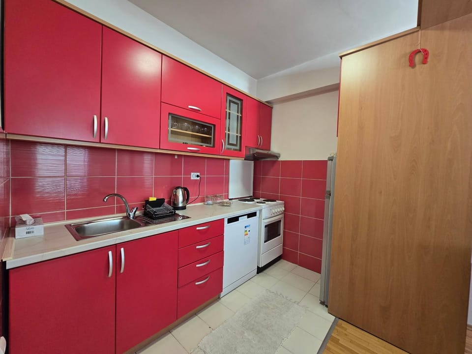 Coffee/tea facilities, Kitchen or kitchenette, dishwasher, oven, stove