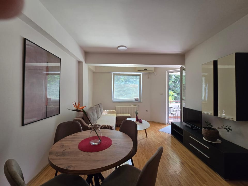 Communal lounge/ TV room, TV and multimedia, View (from property/room), Living room, Seating area, Dining area, Evening entertainment