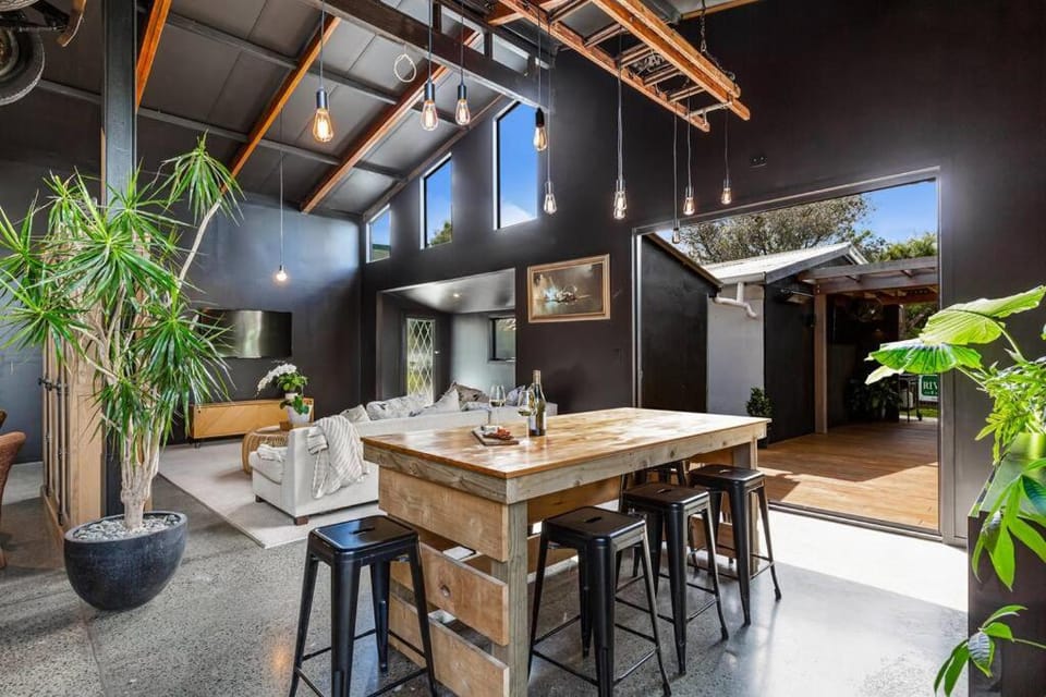 The Black Barn - 2 Bedrooms Apartment in Auckland