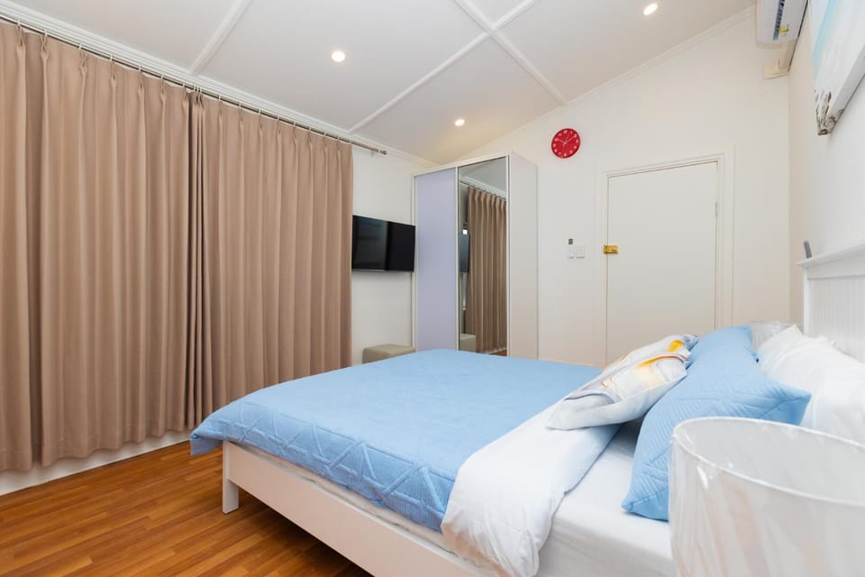 Bed, TV and multimedia, Photo of the whole room, Bedroom, wardrobe, air conditioner