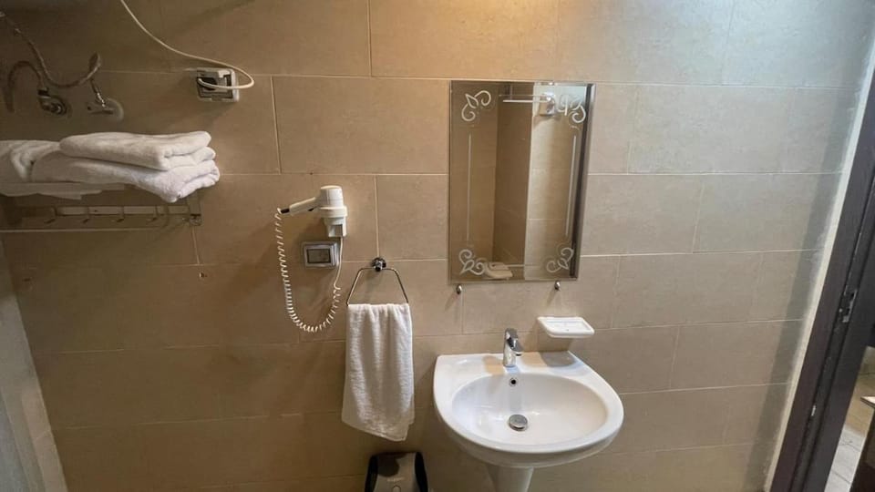 Toilet, towels