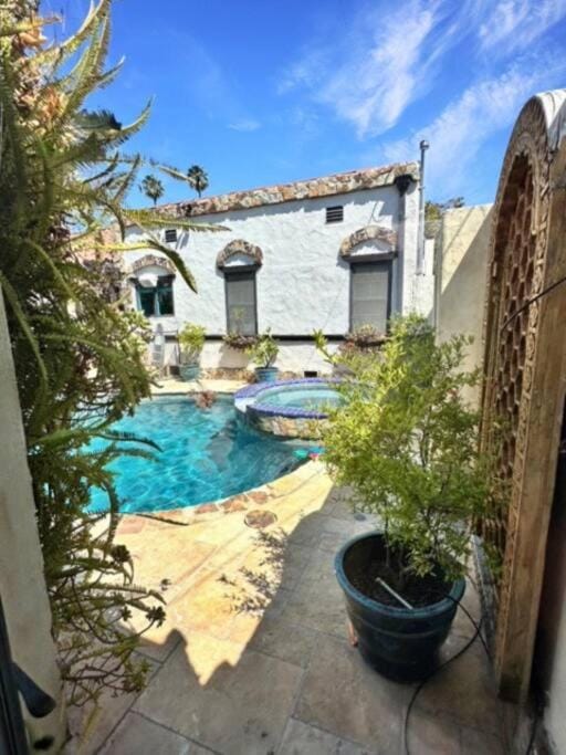 New Private Villa By Beverly Hills and The Grove Spacious 2 Story Unit in the Best Part of LA Villa in San Fernando Valley