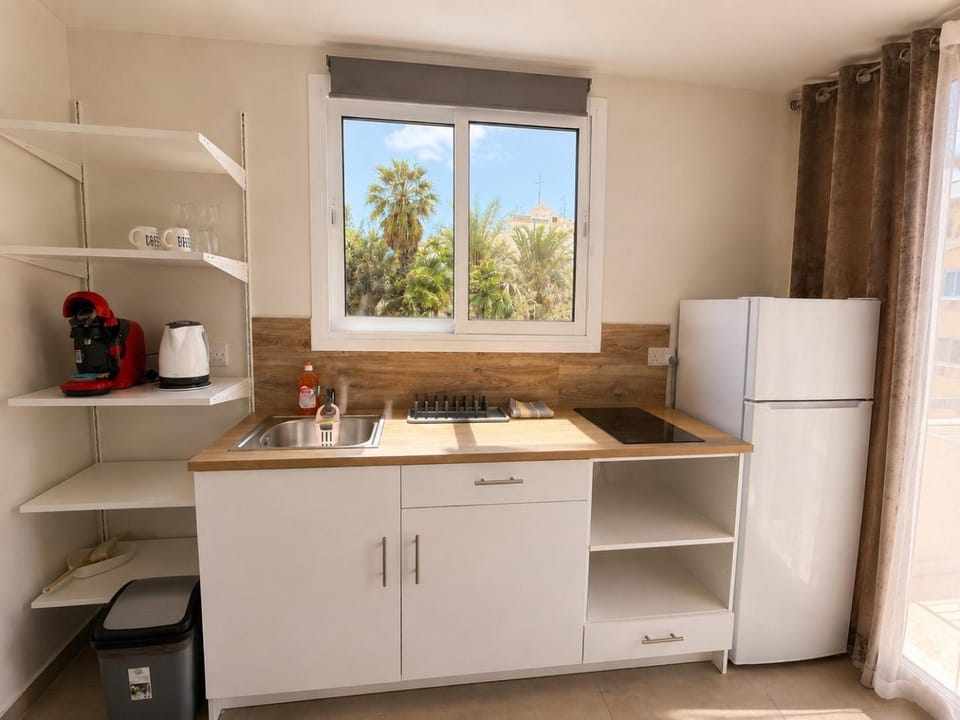 Smart Deluxe Studio N9 private Kitchenette Balcony Beach 250m Marina Port 900m Apartment in Limassol City