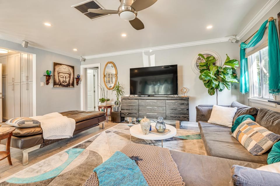 4 Mi to Beach, 7 Mi to SoFi: Home w/ Pool Access! House in Mar Vista