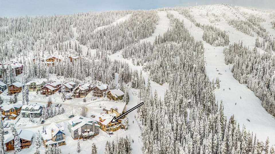 Fresh Tracks Retreat Ski In Out Mtn View Hot Tub House in British Columbia