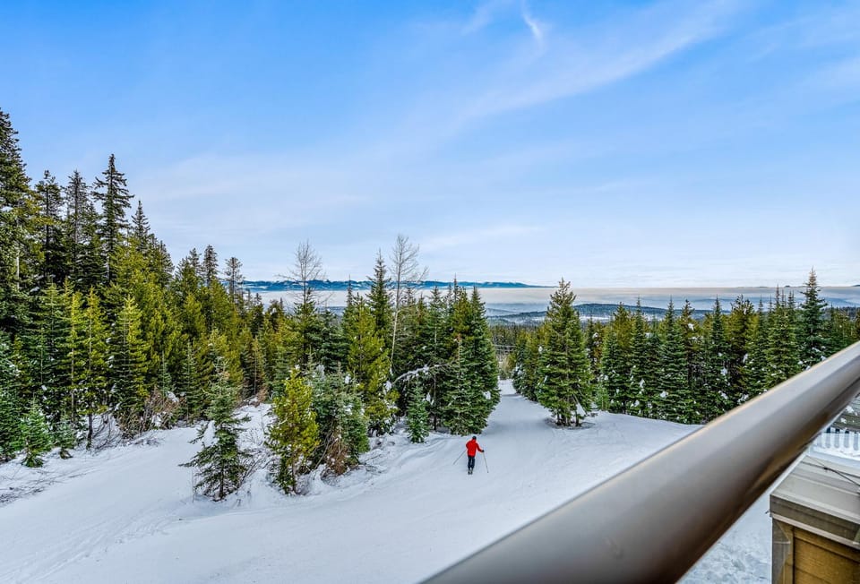 Fresh Tracks Retreat Ski In Out Mtn View Hot Tub House in British Columbia