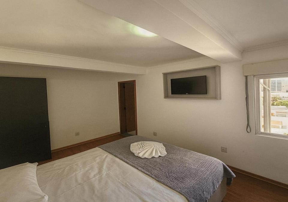 Bed, TV and multimedia, Bedroom, towels