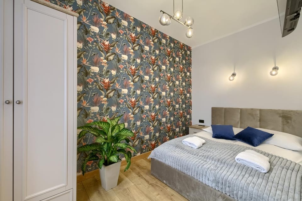Bed, Bedroom, towels, wardrobe