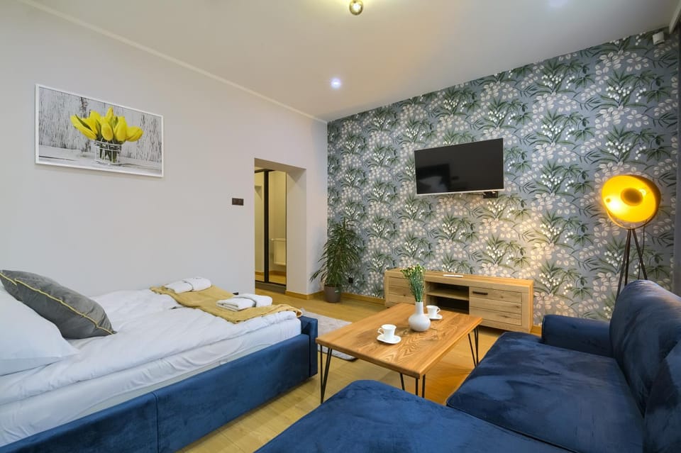 Communal lounge/ TV room, Bed, TV and multimedia, Living room, Photo of the whole room, Seating area, Evening entertainment, Bedroom