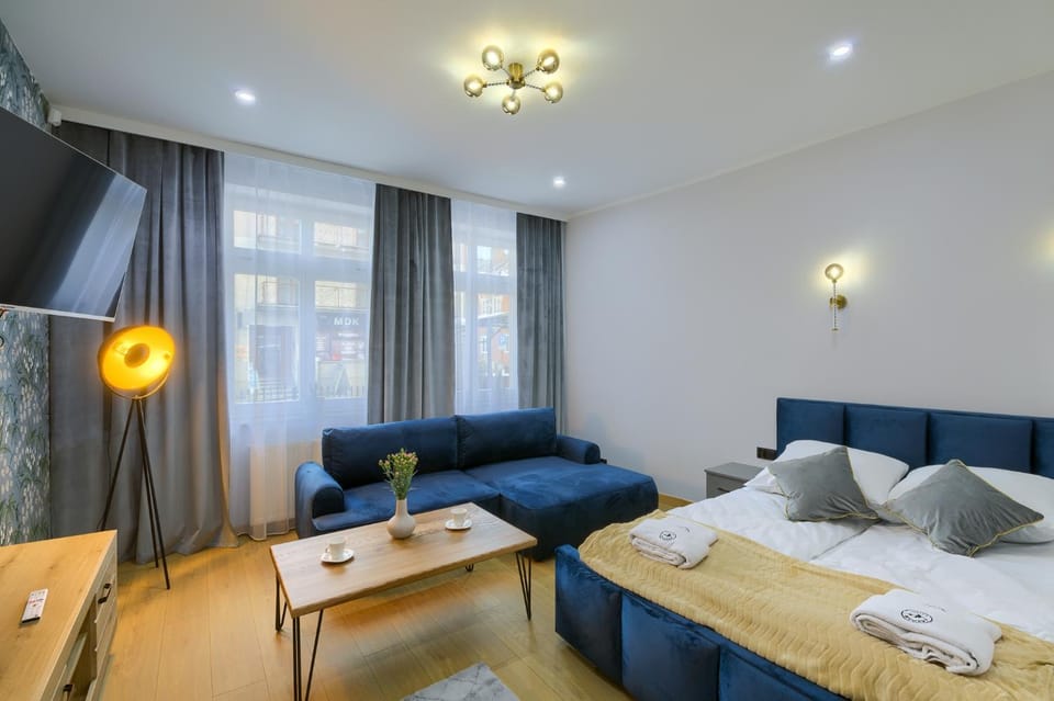 Bed, TV and multimedia, Living room, Photo of the whole room, Seating area, Bedroom, towels