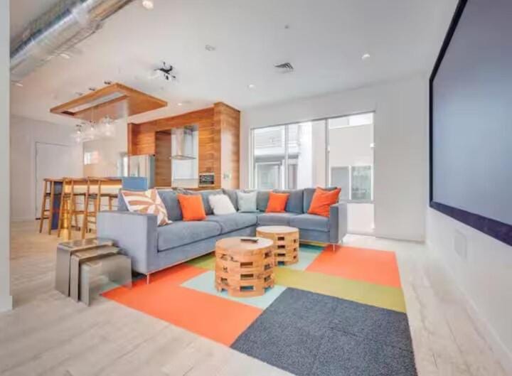 Modern Resort Styled 2BR Apt W Pool, Gym & Hot Tub Apartment in Millcreek