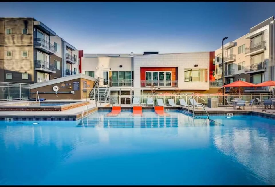 Modern Resort Styled 2BR Apt W Pool, Gym & Hot Tub Apartment in Millcreek