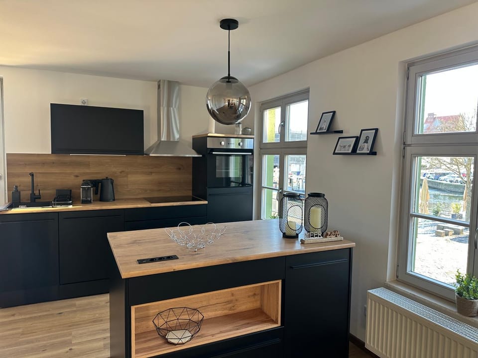 Coffee/tea facilities, Kitchen or kitchenette, stove