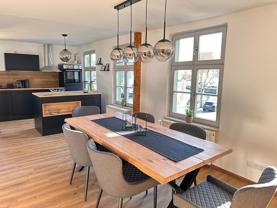 Kitchen or kitchenette, Seating area, Dining area