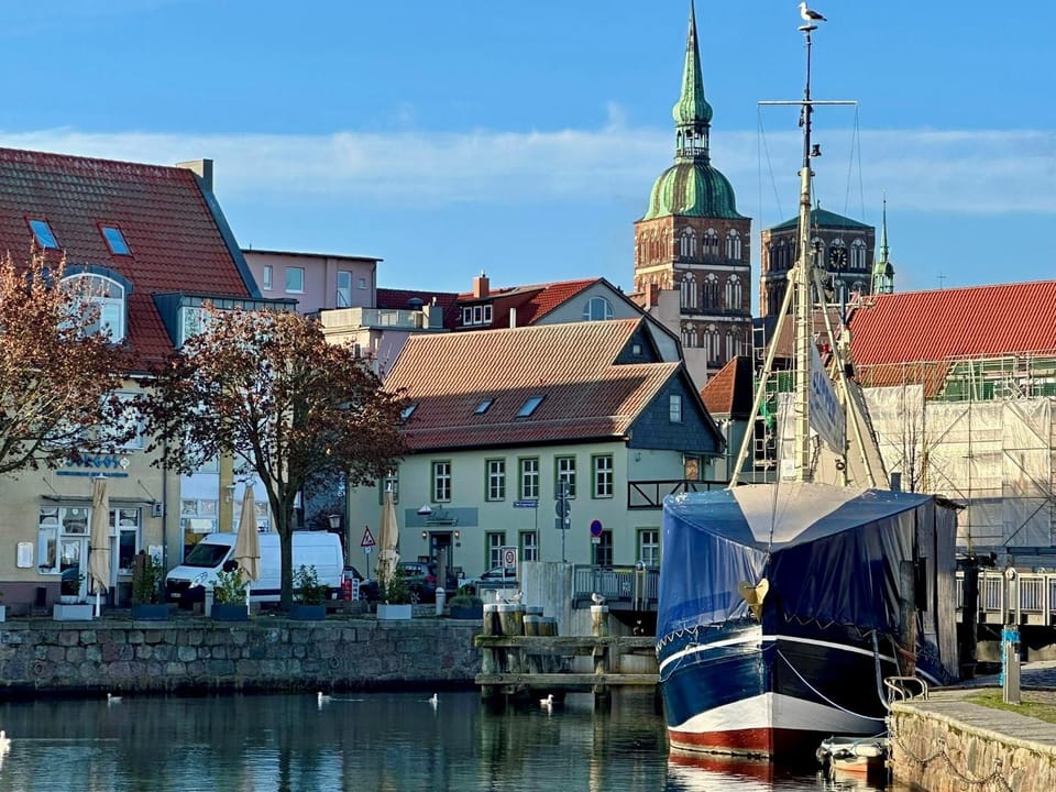 Nearby landmark, City view, Location