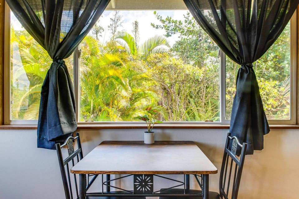 4 Mi to Beach: Keaau Retreat w/ Relaxing Porch! Apartment in Hawaiian Paradise Park