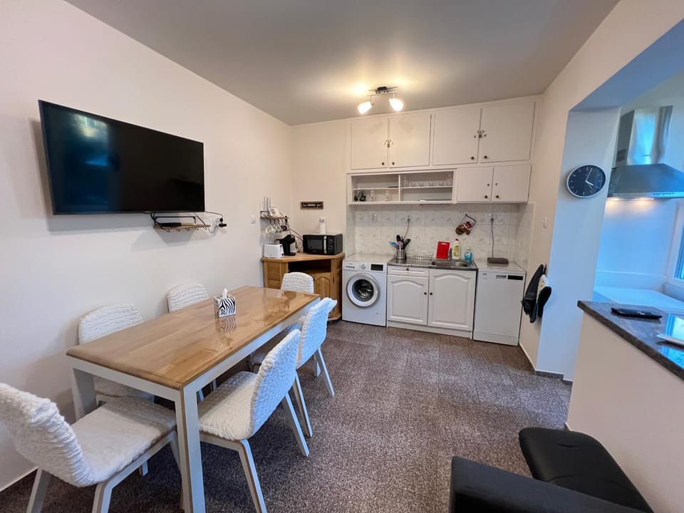 TV and multimedia, Coffee/tea facilities, Living room, Dining area, dishwasher, microwave, oven, washing machine, kitchen
