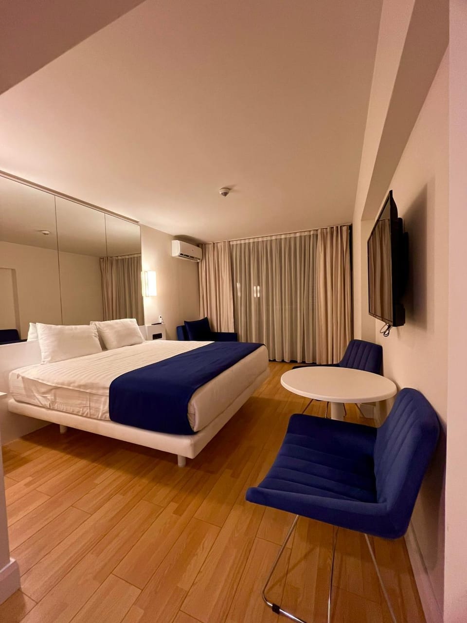 Communal lounge/ TV room, Bed, TV and multimedia, Photo of the whole room, Evening entertainment, Bedroom
