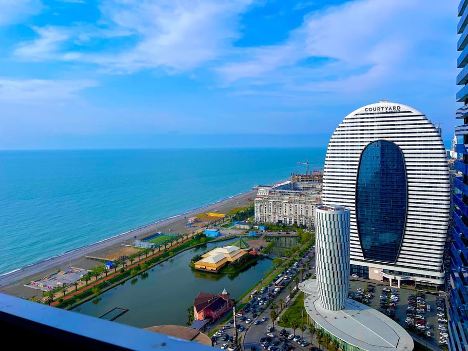 Property building, Nearby landmark, Communal lounge/ TV room, Day, Neighbourhood, Natural landscape, Bird's eye view, Beach, Evening entertainment, City view, Sea view