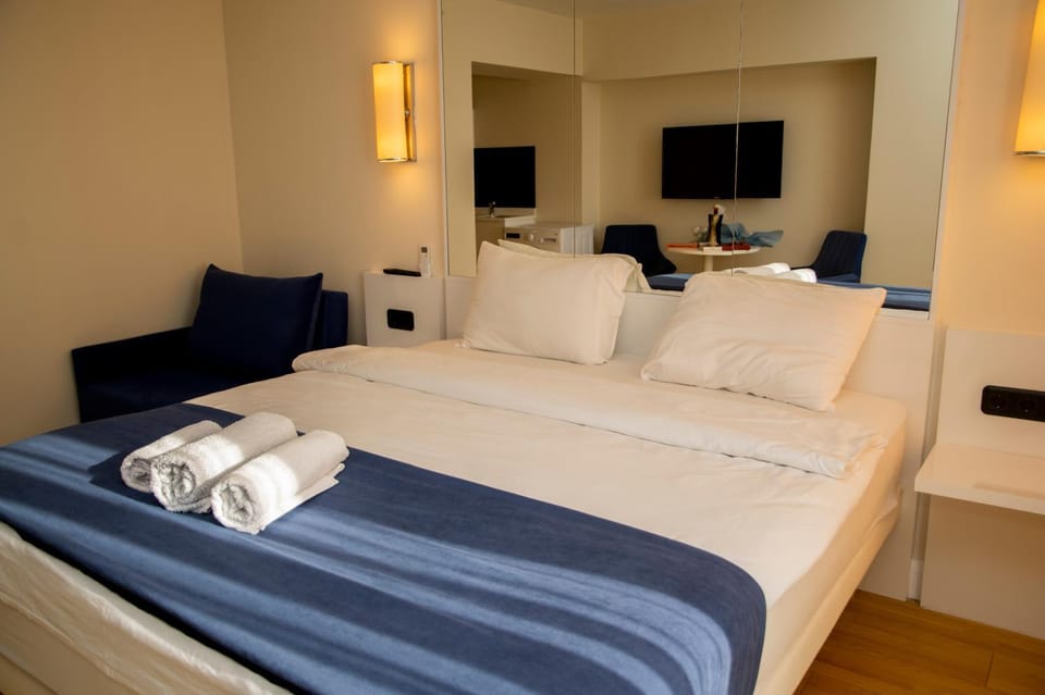 Bed, TV and multimedia, Photo of the whole room, towels