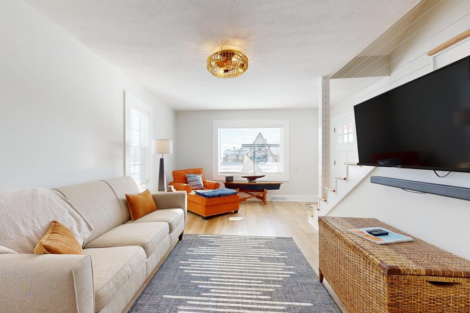 Walk to Beach & Dtwn East Tawas! Lake-View Retreat House in East Tawas