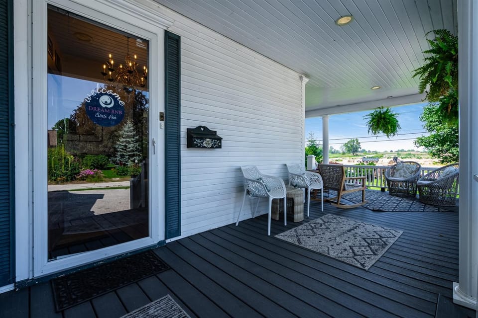 The Miracle Room Dream Estate Inn Inn in Leamington