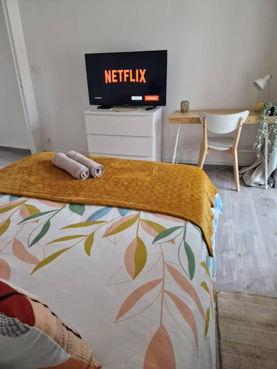 Bed, TV and multimedia, Bedroom, towels