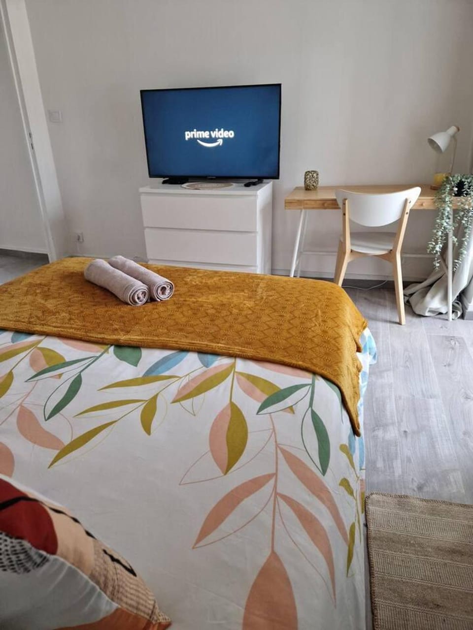 Bed, TV and multimedia, Bedroom, towels