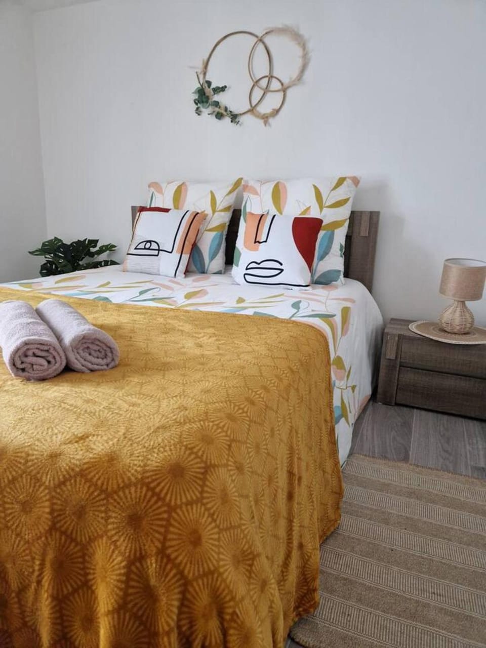 Bedroom, towels