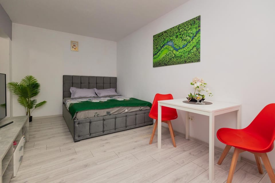 Bed, Photo of the whole room, Decorative detail, Decorative detail, Seating area, Bedroom