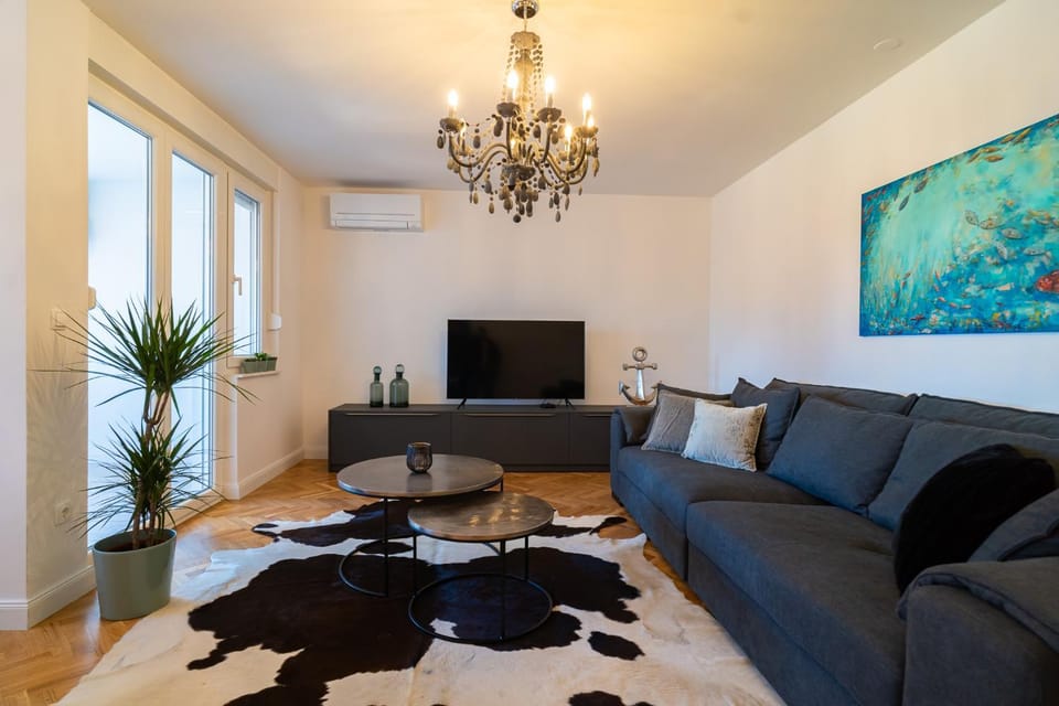 TV and multimedia, Living room, Seating area, air conditioner