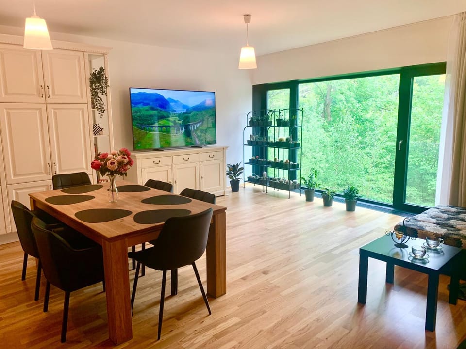 TV and multimedia, Living room, Seating area, Dining area
