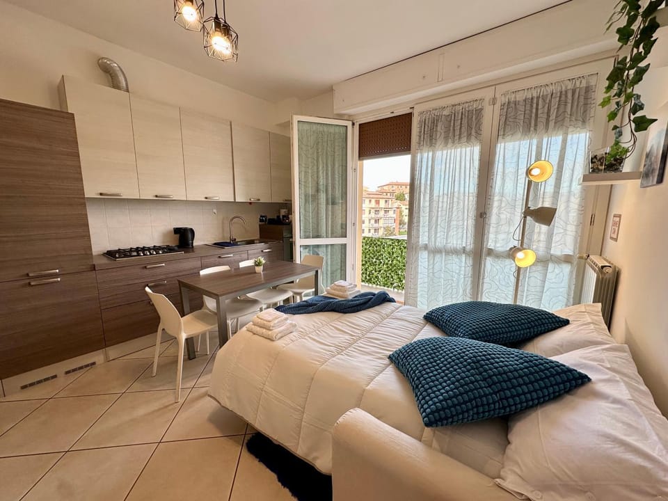 Bed, Kitchen or kitchenette, Living room, Photo of the whole room, Seating area, Dining area, Bedroom