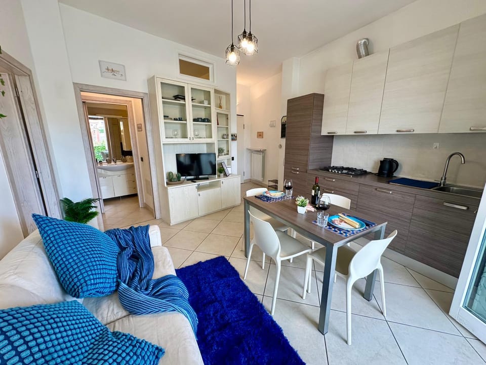 TV and multimedia, Kitchen or kitchenette, Living room, Seating area, Dining area, dishwasher, oven, stove