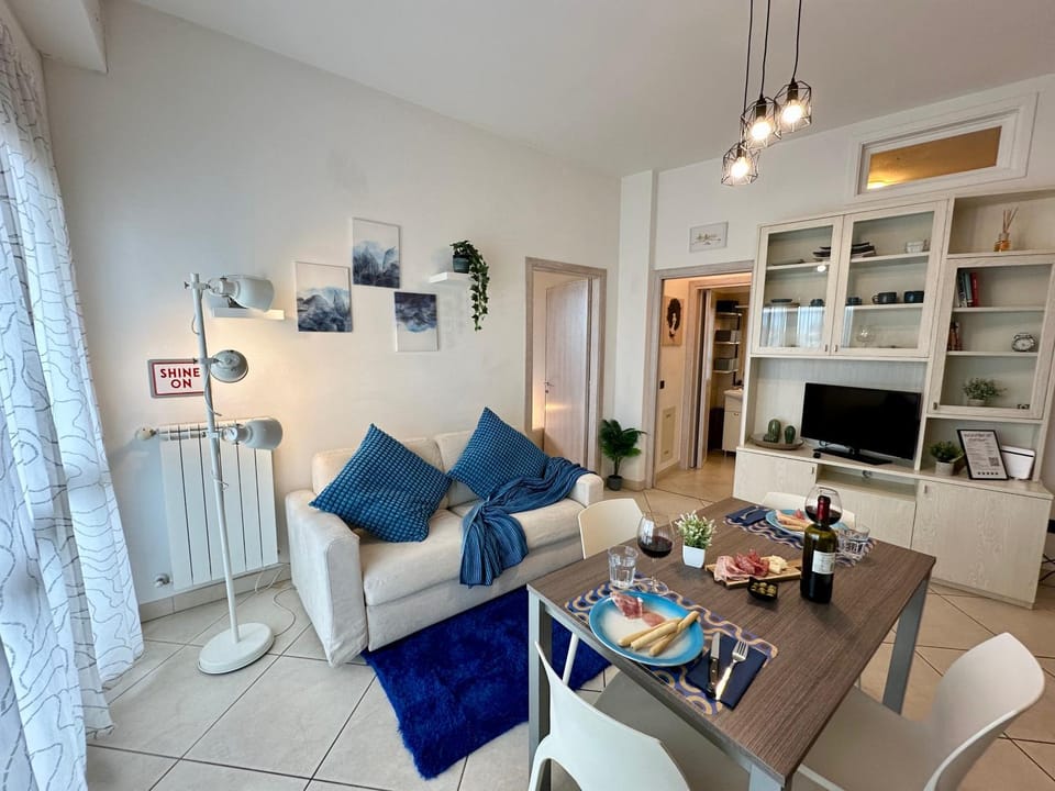 TV and multimedia, Kitchen or kitchenette, Living room, Food and drinks, Seating area, Dining area, Food