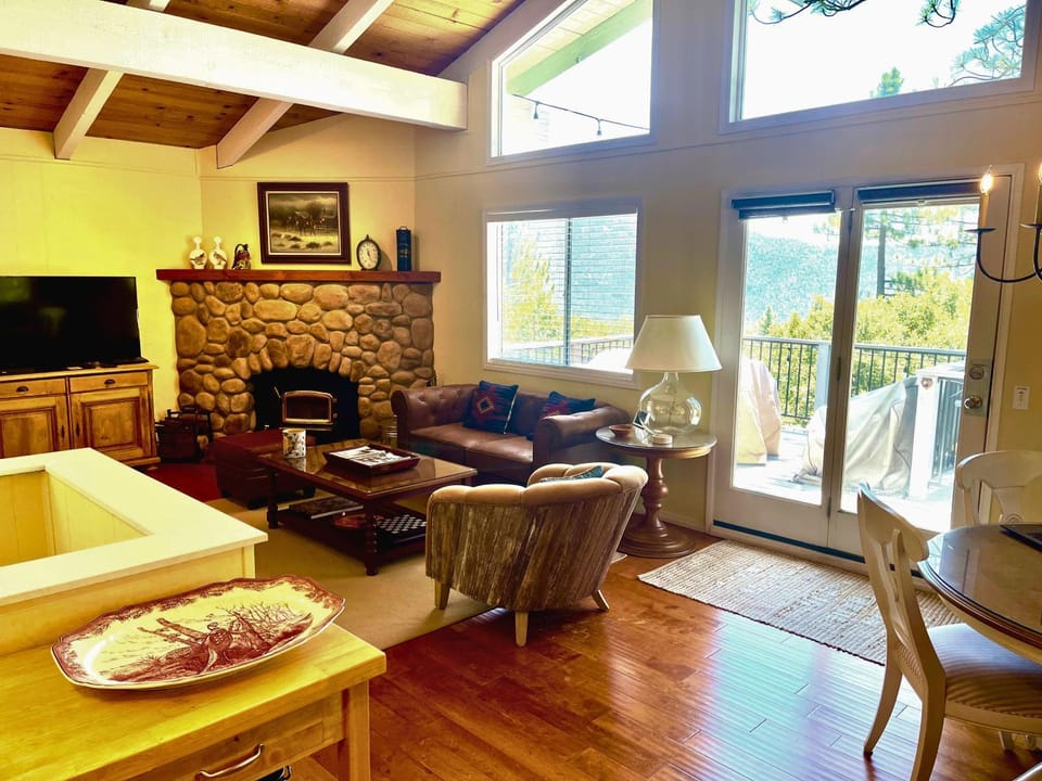 Communal lounge/ TV room, Living room, Seating area, Evening entertainment