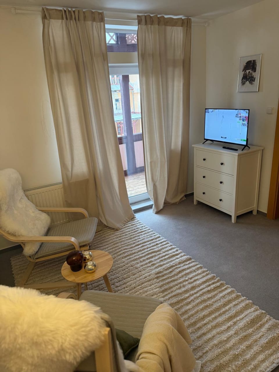 TV and multimedia, Seating area, Evening entertainment, Bedroom
