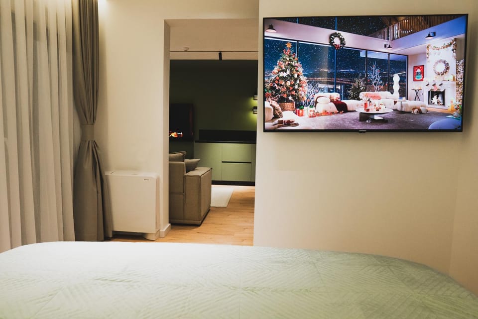 Bed, TV and multimedia, Bedroom