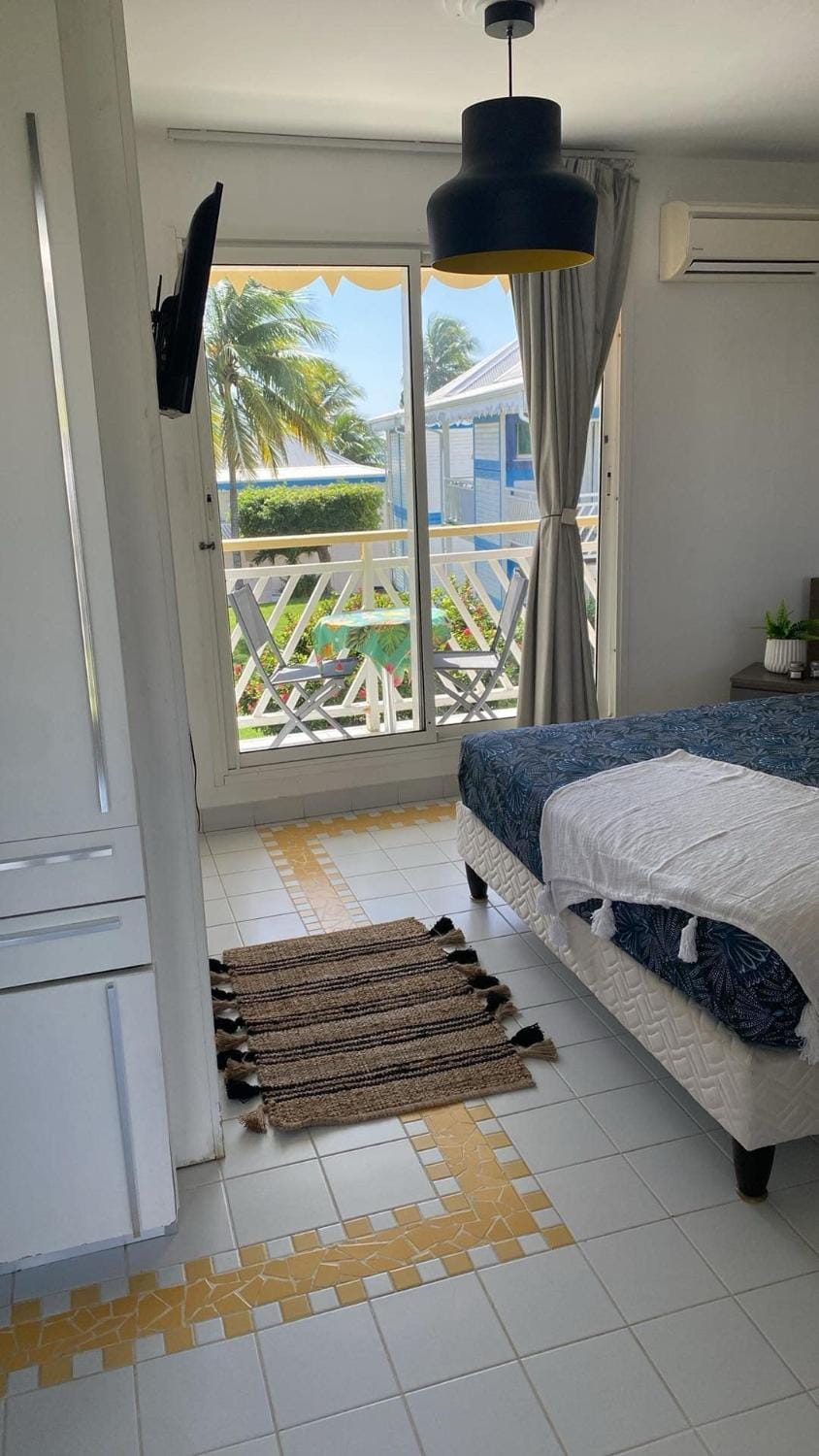 Bed, TV and multimedia, Balcony/Terrace, Photo of the whole room, Bedroom, air conditioner