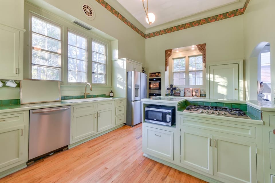 Ornate Victorian Home w/ Courtyard & Fire Pit! House in Phenix City