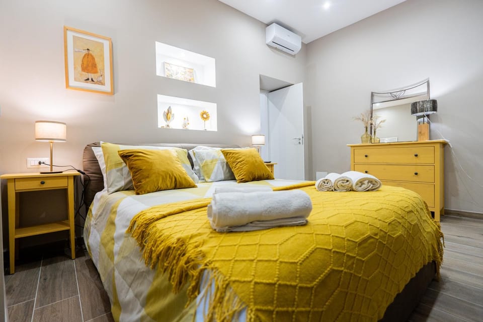 Bed, Photo of the whole room, Bedroom, towels