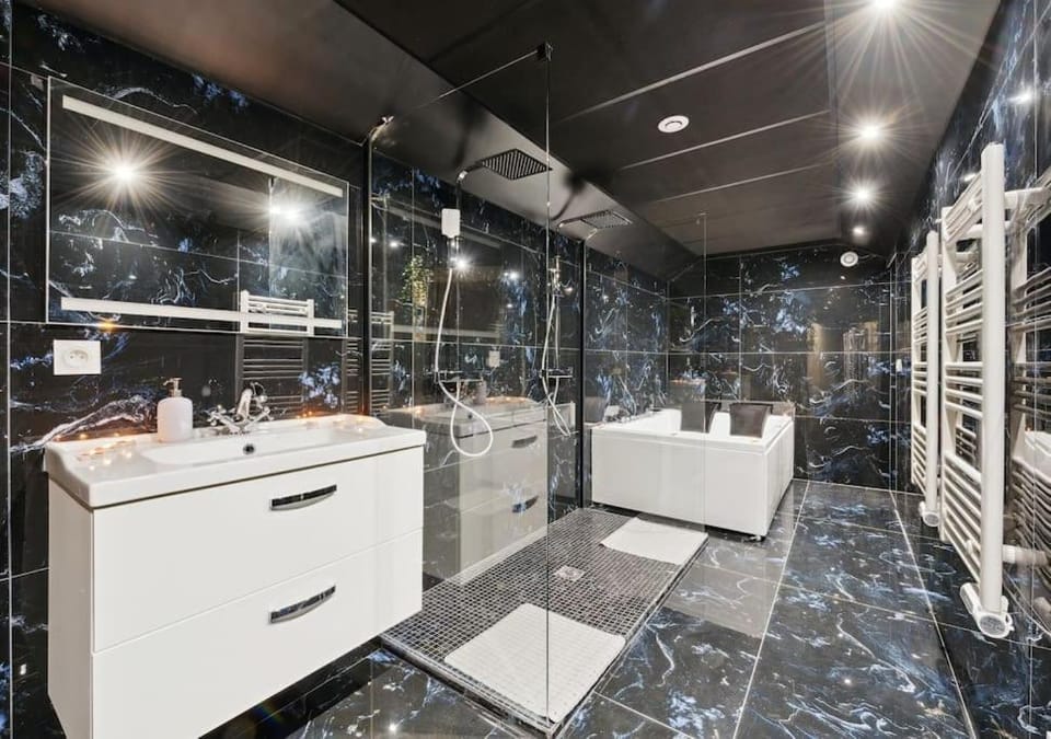 Love Room - Suite avec jacuzzi et sauna privatif Apartment in Corbeil-Essonnes