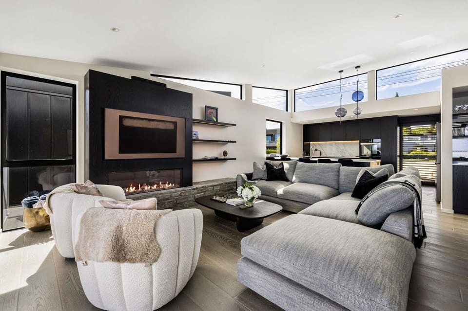 TV and multimedia, Kitchen or kitchenette, Living room, Seating area, fireplace