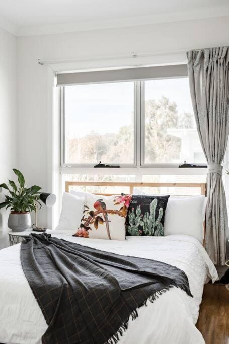 Chic Vibes in a Lakeside Townhouse House in Canberra