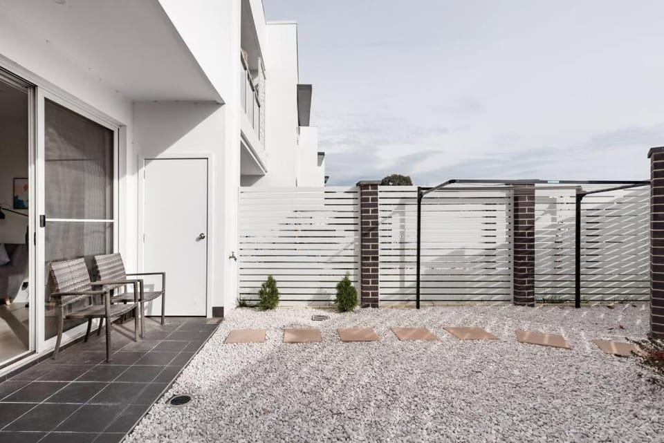 Chic Vibes in a Lakeside Townhouse House in Canberra