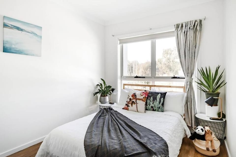 Chic Vibes in a Lakeside Townhouse House in Canberra
