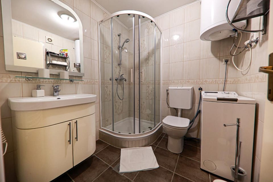 Shower, Toilet, Bathroom, washing machine