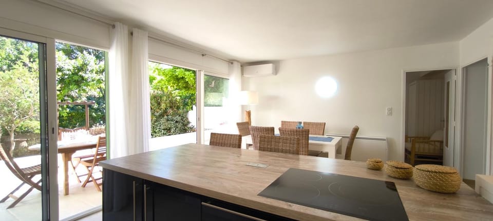 Patio, Living room, Seating area, Dining area