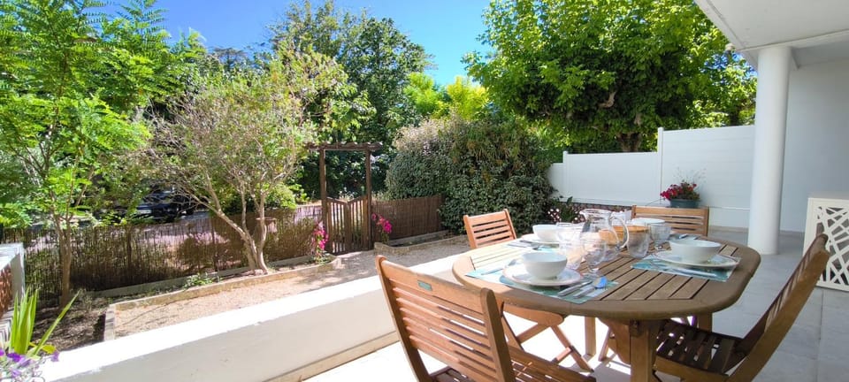 Property building, Spring, Day, Garden, Balcony/Terrace, Garden view